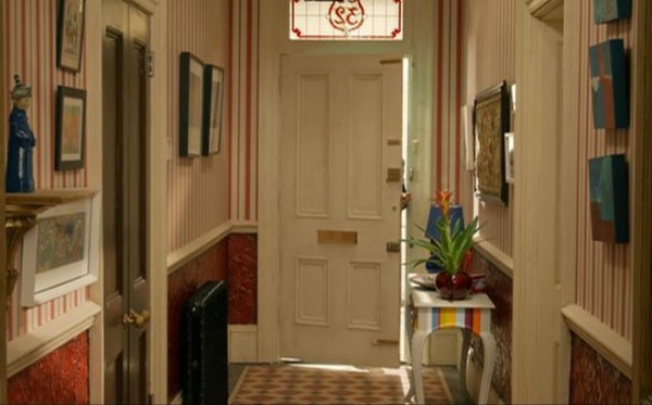 Paddington-movie-house-foyer-with-striped-wallpaper-e1432125030655